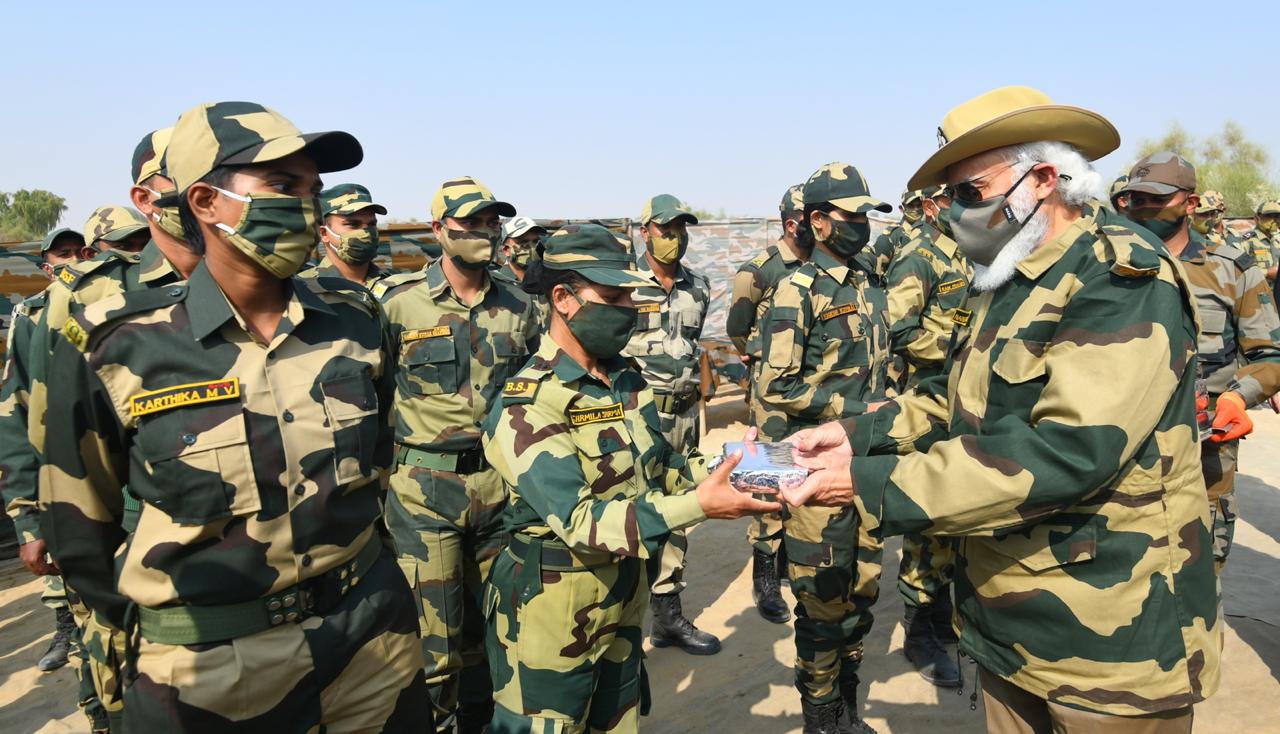 PM narendramodi celebrated Diwali with soldiers